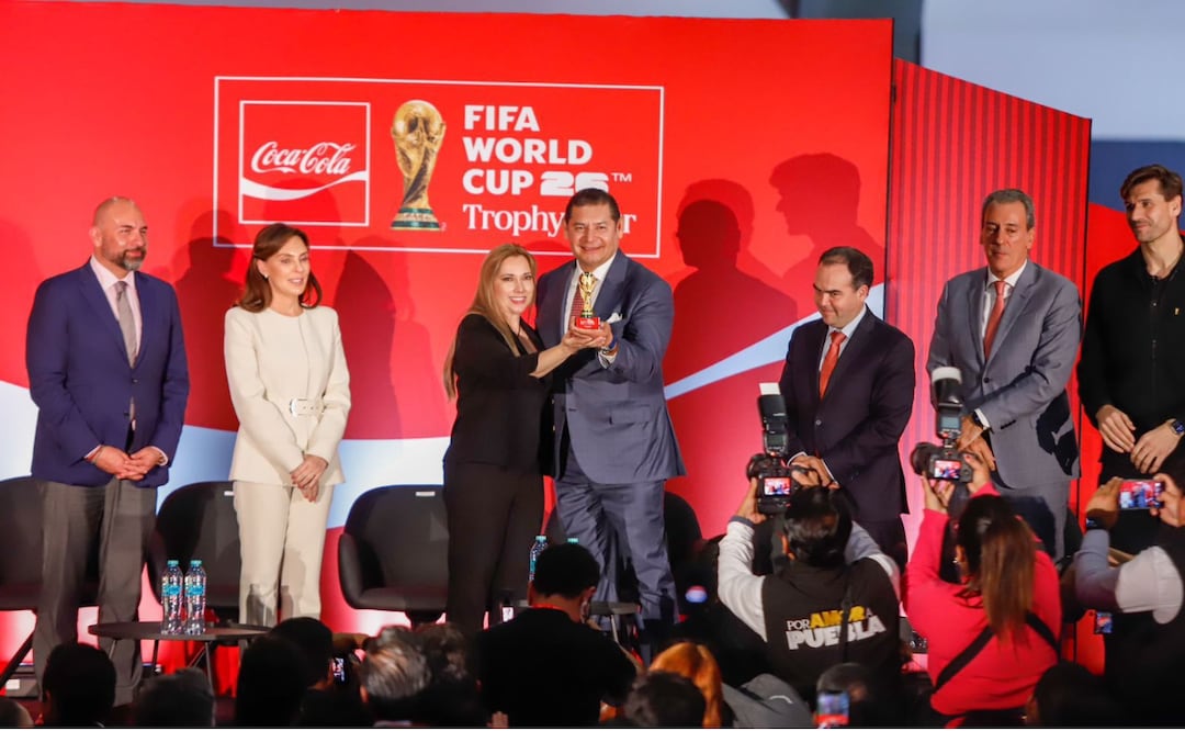 Puebla forma parte de la fiesta mundialista, recibe trofeo internacional | Foto: Gobierno de Puebla.