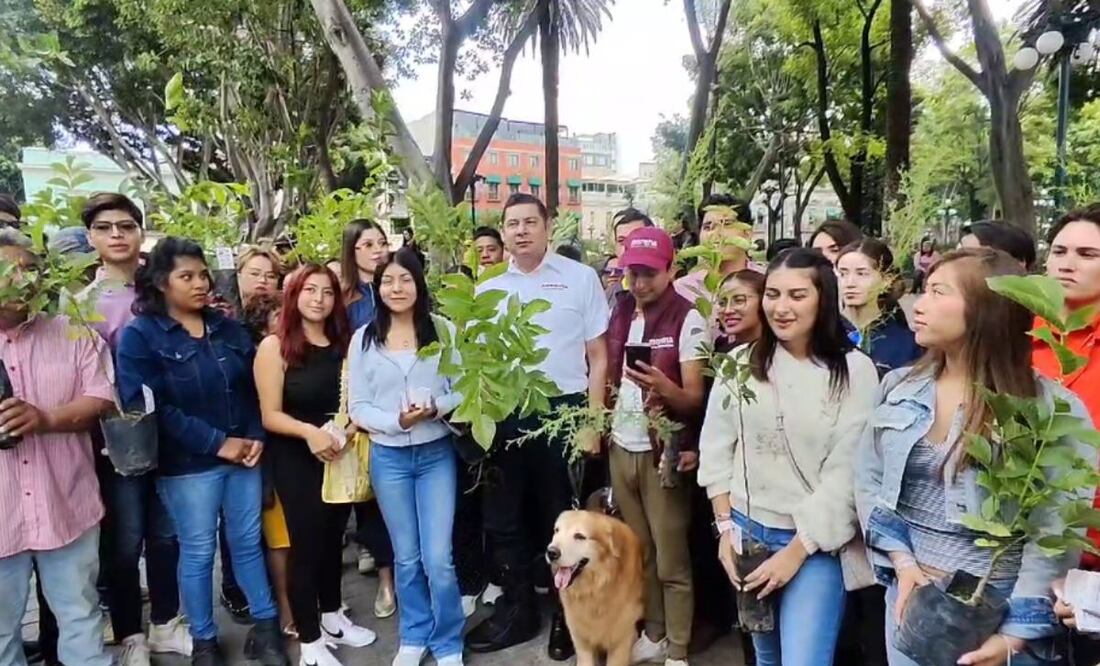 El gobernador electo regaló árboles junto con su perrito Tomy | Foto: EsImagen