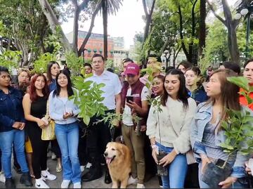 Alejandro Armenta continúa regalando árboles para reforestar a Puebla
