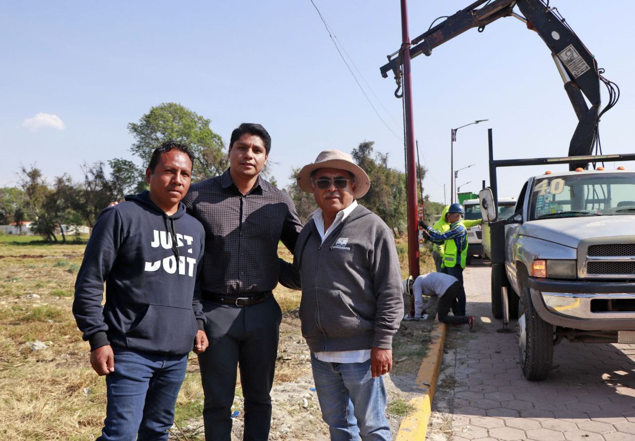 Omar Muñoz supervisa la instalación de luminarias en Chautenco