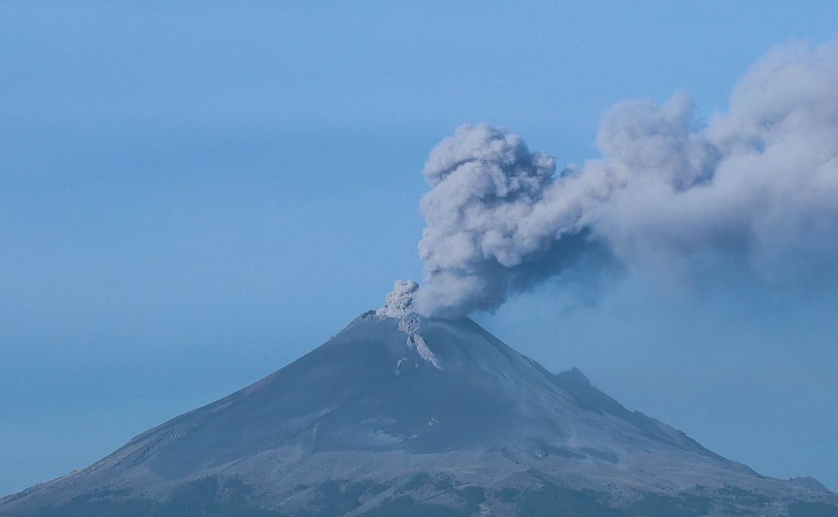 El volcán Popocatépetl tuvo una gran exhalación de ceniza | Foto: EsImagen