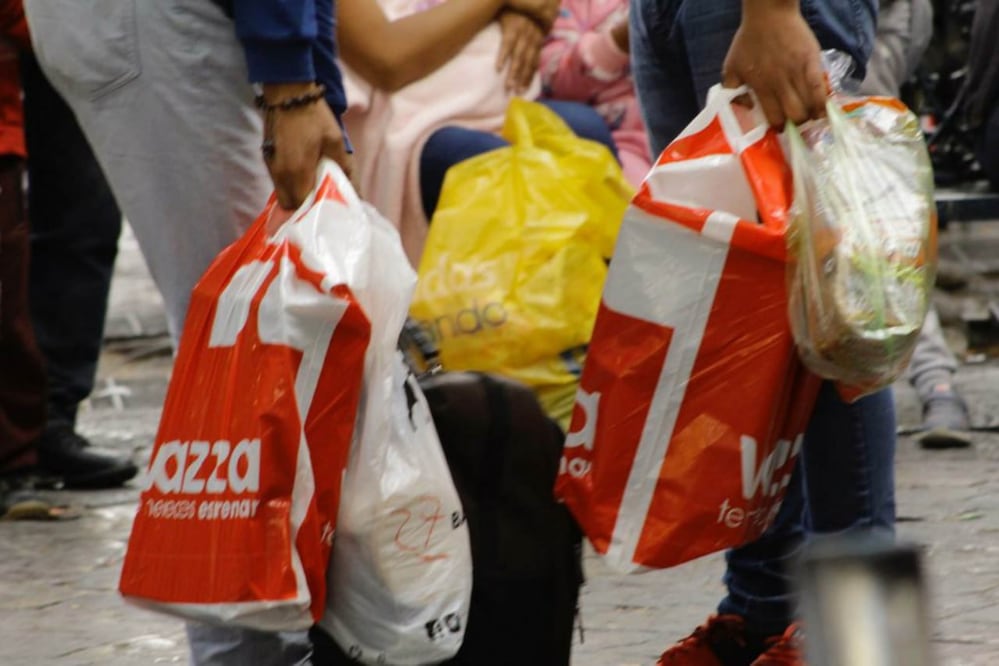 En Puebla quedó prohibida la entrega de bolsas de plástico y popotes en negocios | Foto: Agencia Es Imagen para El Universal Puebla