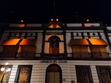 FOTOS. Congreso de Puebla se ilumina de naranja por día contra la violencia de género
