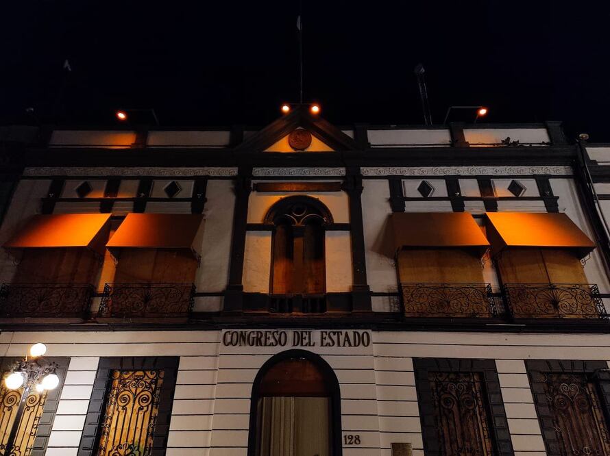 El Congreso del Estado se iluminó de naranja | Foto: Especial