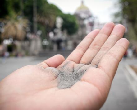 Piden usar cubrebocas en 16 municipios de Puebla por ceniza volcánica