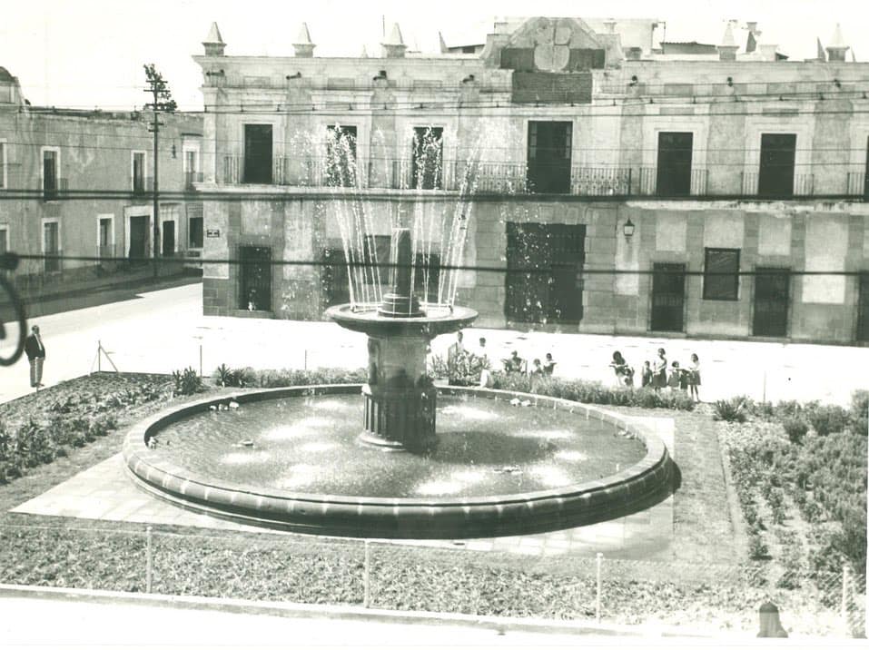 Fuente en la Plazuela del Teatro Principal, ubicado en avenida 8 Oriente y calle 6 Norte. | Foto: Puebla Antigua