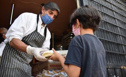 Regalan café y comida afuera de hospitales en Puebla