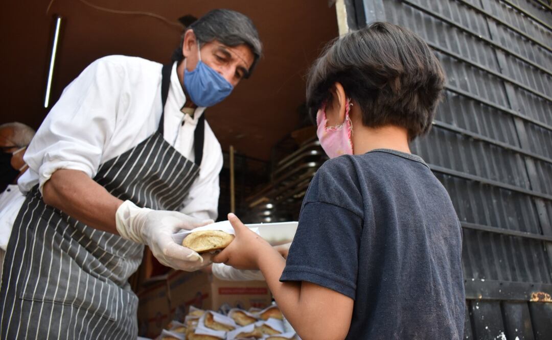 Integrantes de Acción Católica Mexicana en Puebla entregaron pan, café, tortas y aguinaldos afuera de hospitales | FOTO: Agencia Es Imagen para El Universal Puebla