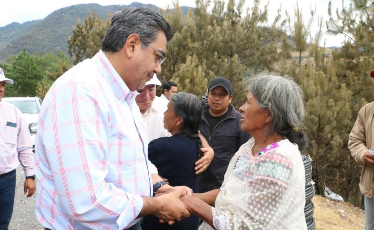 Sergio Salomón Céspedes y Gaby Bonilla apoyan a los afectados por incendio forestal en Zacatlán
