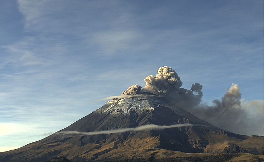 El Popocatépetl nos regaló una increíble postal al lanzar una fumarola sobre el cráter que se mezcló con las nubes | Foto: Webcams de México