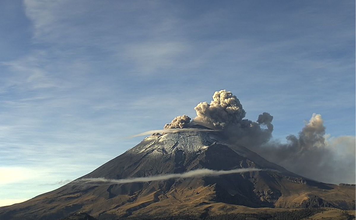 El Popocatépetl nos regaló una increíble postal al lanzar una fumarola sobre el cráter que se mezcló con las nubes | Foto: Webcams de México