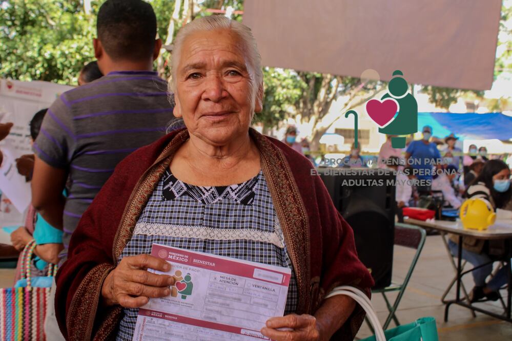 Para prevenir aglomeraciones en las sucursales bancarias, la Secretaría de Bienestar, dirigida por Ariadna Montiel Reyes, ha establecido un calendario de pagos escalonado basado en la letra inicial del primer apellido de los beneficiarios.
Foto: Producción El Universal Puebla