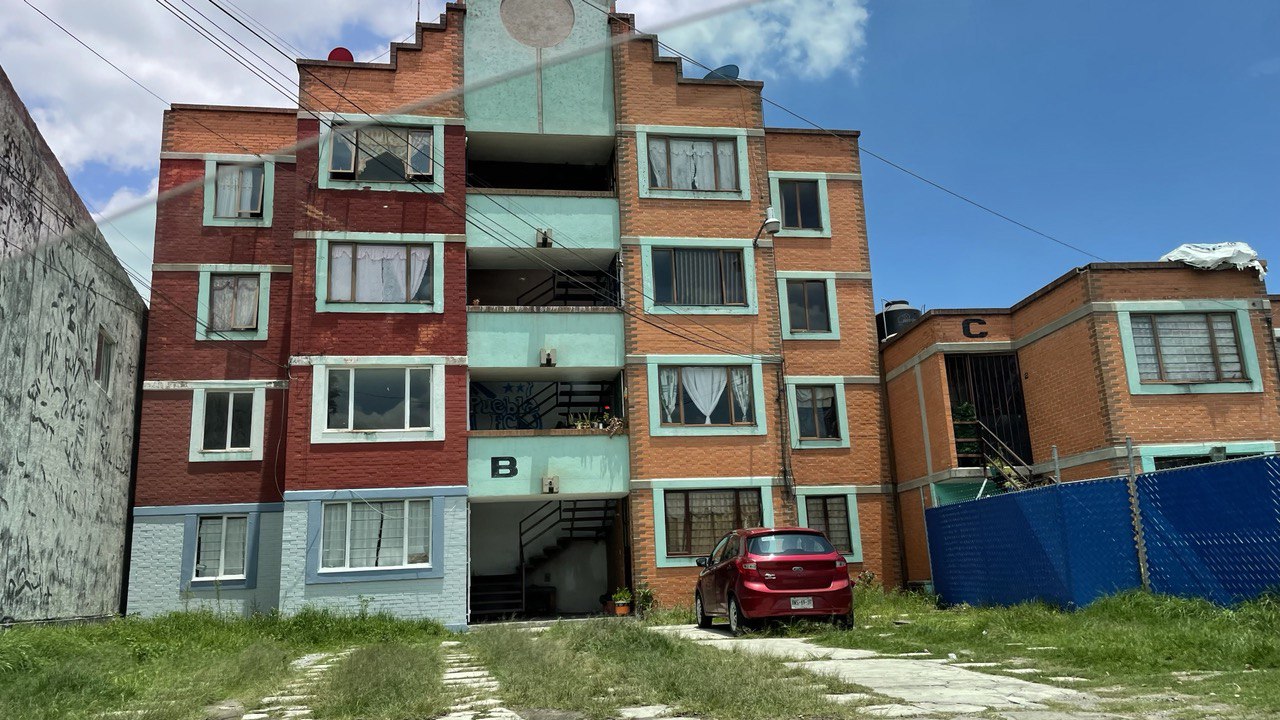 Sube las escaleras de su edificio y muere de un infarto