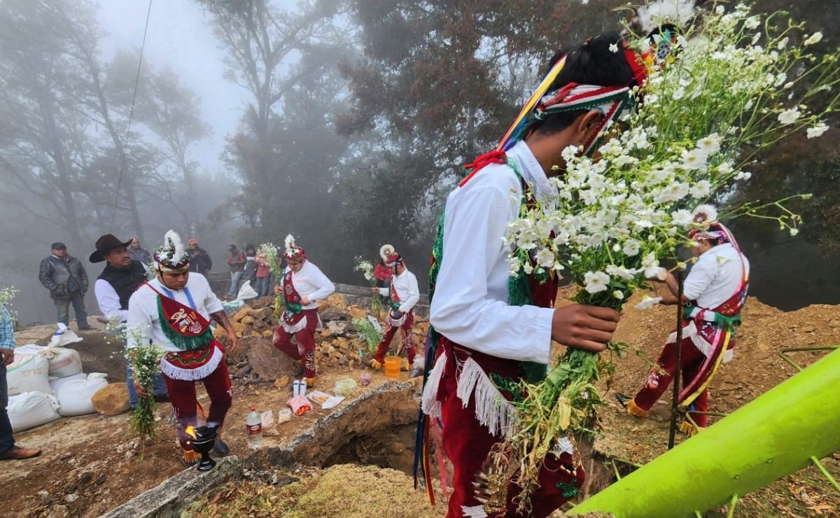 Para el Primer Encuentro de Voladores en Tlatlauquitepec, un grupo de danzantes encabezó el ritual de colocación del pal | Fotos: Facebook Tlatlauquitepec Pueblo Mágico