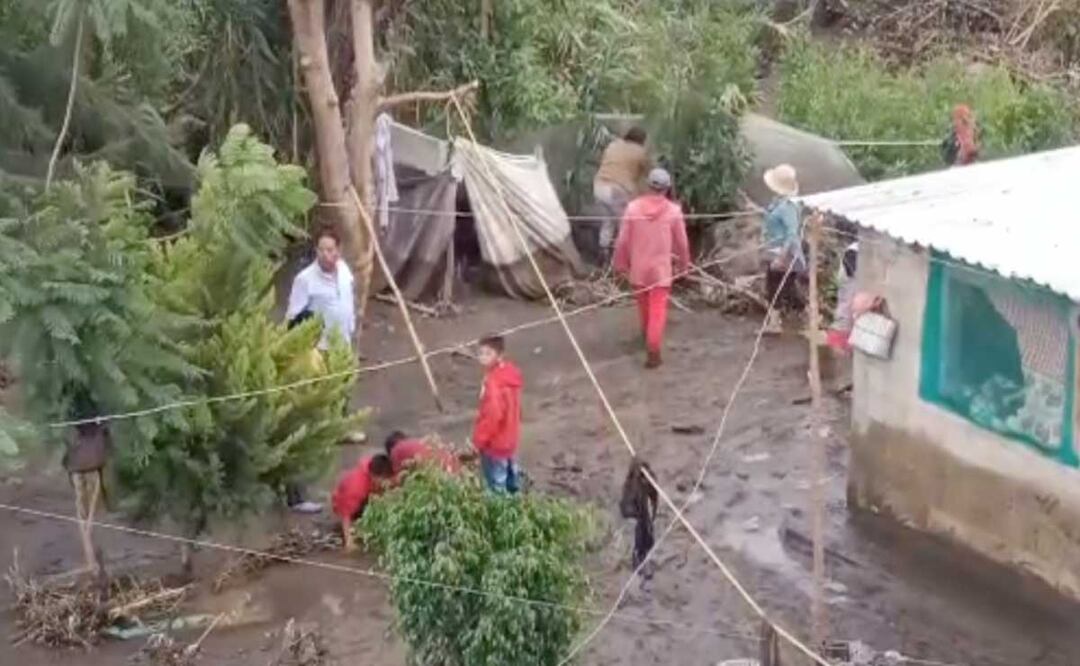 La intensa lluvia destruyó cuatro caminos de San Jerónimo Coyula y dejó a cuatro familias sin techo | FOTO: AGENCIA ES IMAGEN PARA EL UNIVERSAL PUEBLA