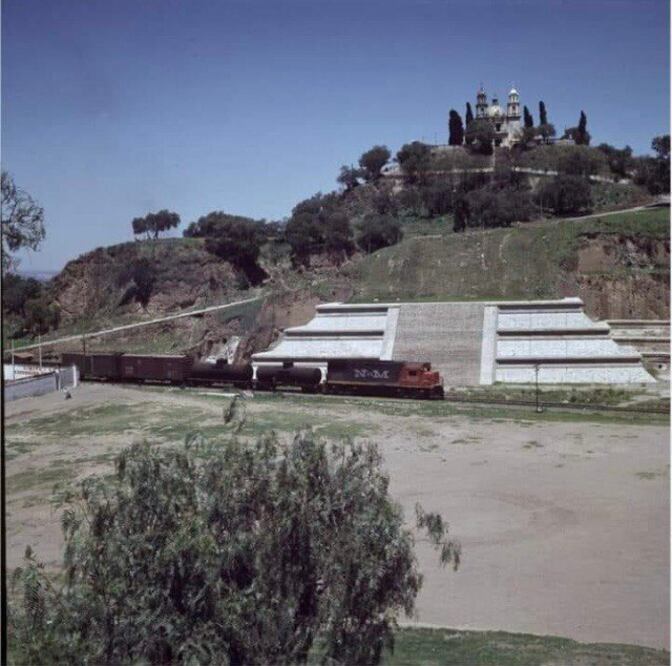 En la década de los 70 un tren de Ferrocarriles Nacionales de México paseaba por la Pirámide de Cholula | Foto: Facebook Cholula Pueblo Mágico