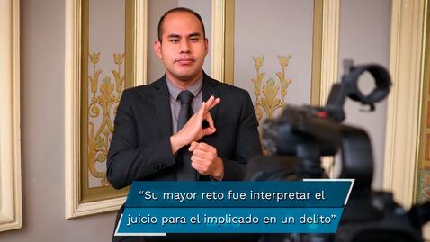 Isaías, intérprete del lenguaje de señas mexicanas en el Congreso de Puebla