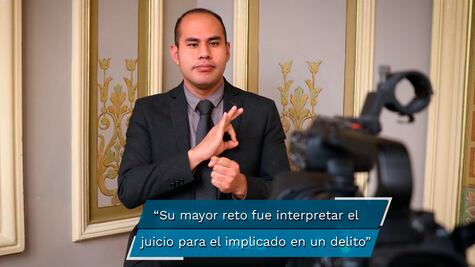 Isaías, intérprete del lenguaje de señas mexicanas en el Congreso de Puebla