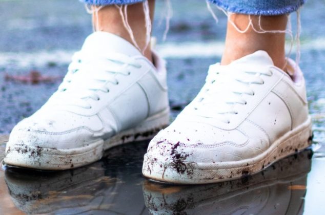 Basta con caminar unos minutos en la calle para que el polvo o la tierra se adhieran a la superficie blanca, lo que puede hacer que los tenis pierdan su apariencia limpia y fresca. 

Foto: Producción El Universal Puebla
