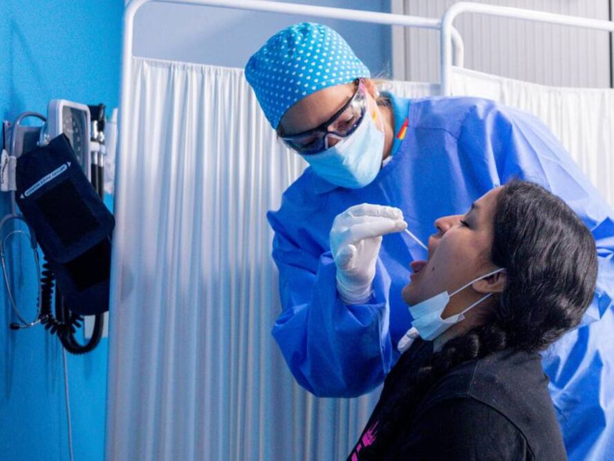 Soria Córdoba destacó la importancia de no bajar la guardia y mantener medidas de prevención contra enfermedades respiratorias, como el uso de cubrebocas para personas con síntomas y dentro de hospitales según los protocolos de salud establecidos.
Foto: Producción El Universal Puebla