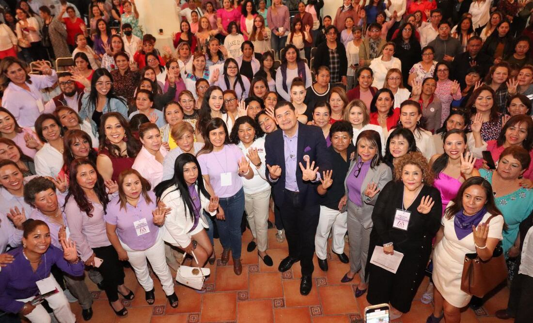 Alejandro Armenta asistió a un encuentro organizado por mujeres | Foto: Especial