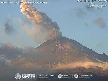 Reportan caída de ceniza del volcán Popocatépetl en el sur de la ciudad de Puebla