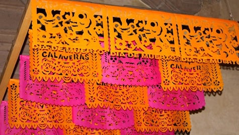 Para el Día de Muertos el papel picado debe ser de San Salvador Huixcolotla