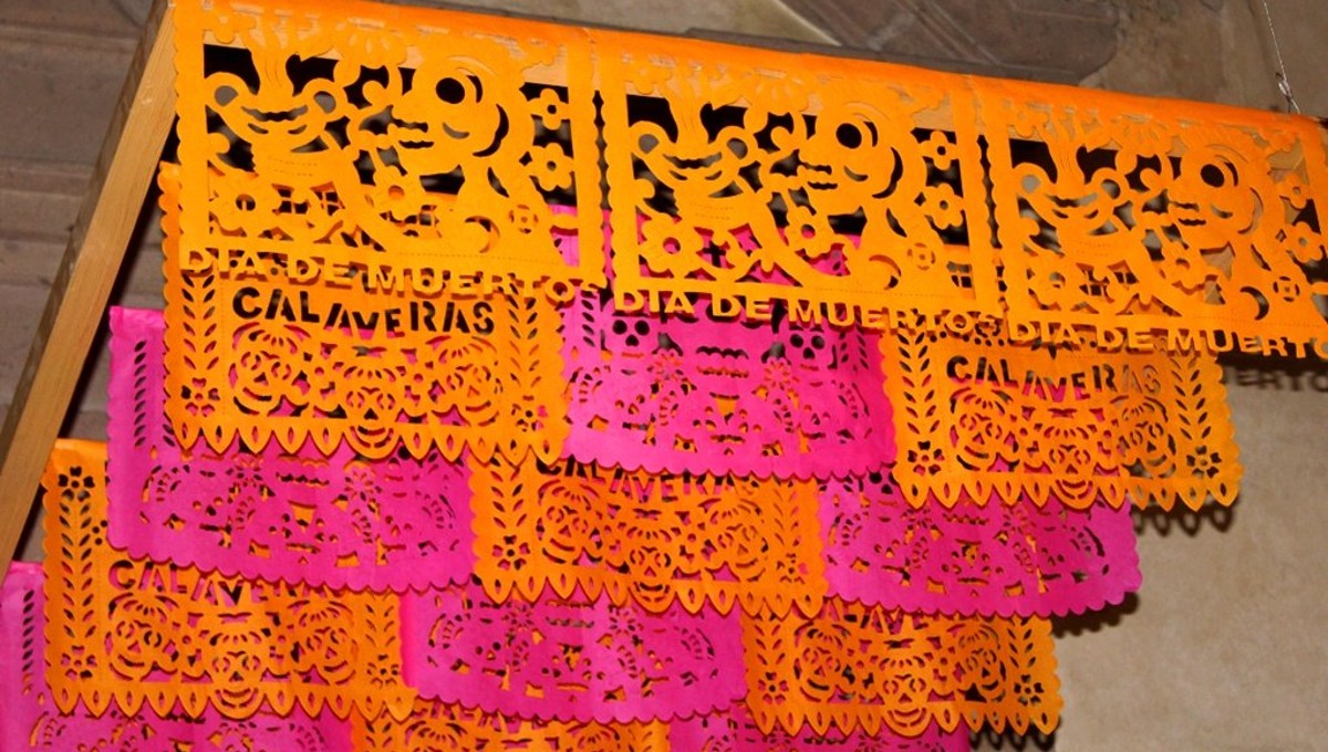 Para el Día de Muertos el papel picado debe ser de San Salvador Huixcolotla