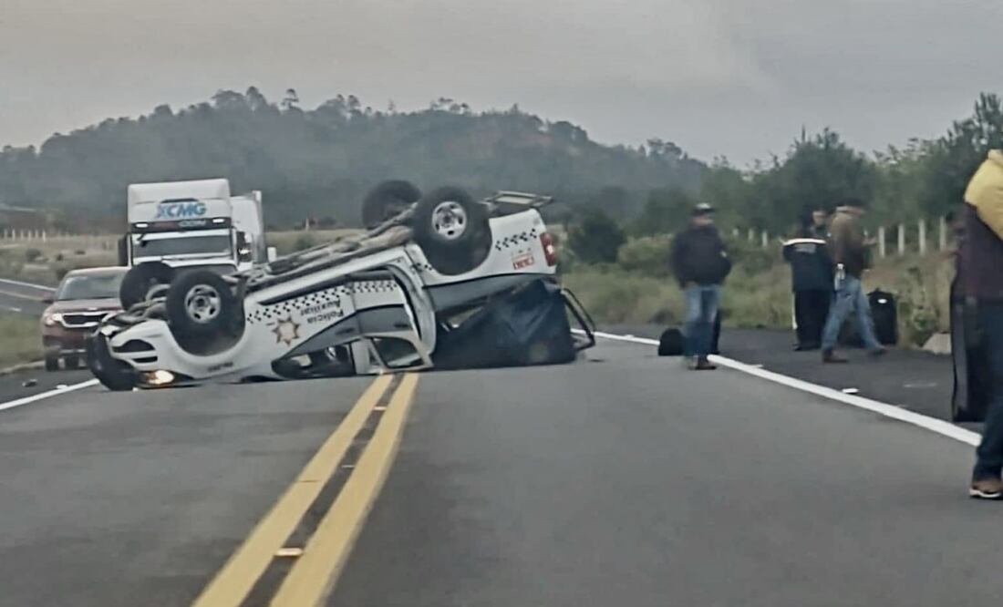 Una patrulla de la Policía Auxiliar se volcó sobre la autopista Tlaxco-Tejocotal, dejando 13 policías heridos | Twitter Código Rojo