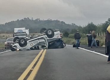 Volcadura de patrulla deja 13 policías auxiliares heridos en Zacatlán