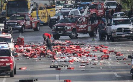 Accidente en Periférico hoy: vuelca camión de Coca-Cola