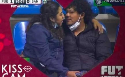 ¡Árbitro, esa mano! Joven toquetea a su novio y es captada por la Kiss Cam en el Cuauhtémoc