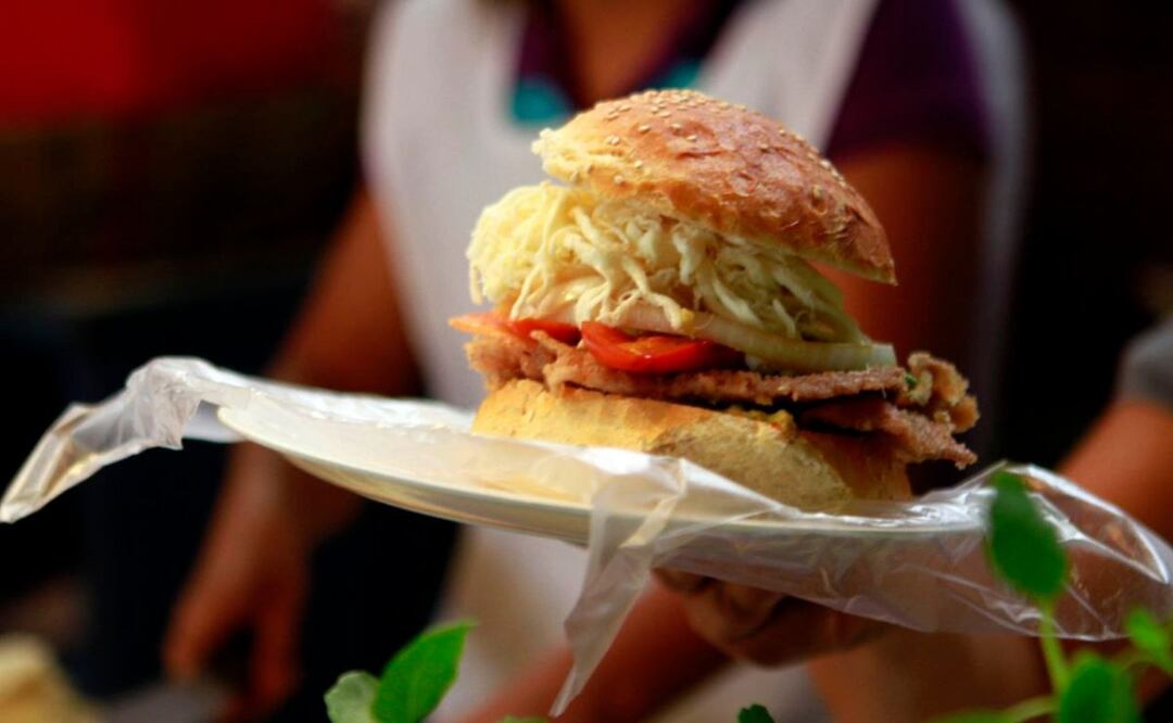En Las poblanitas del mercado de El Carmen venden unas de las mejores cemitas | Foto: Agencia Es Imagen para El Universal Puebla