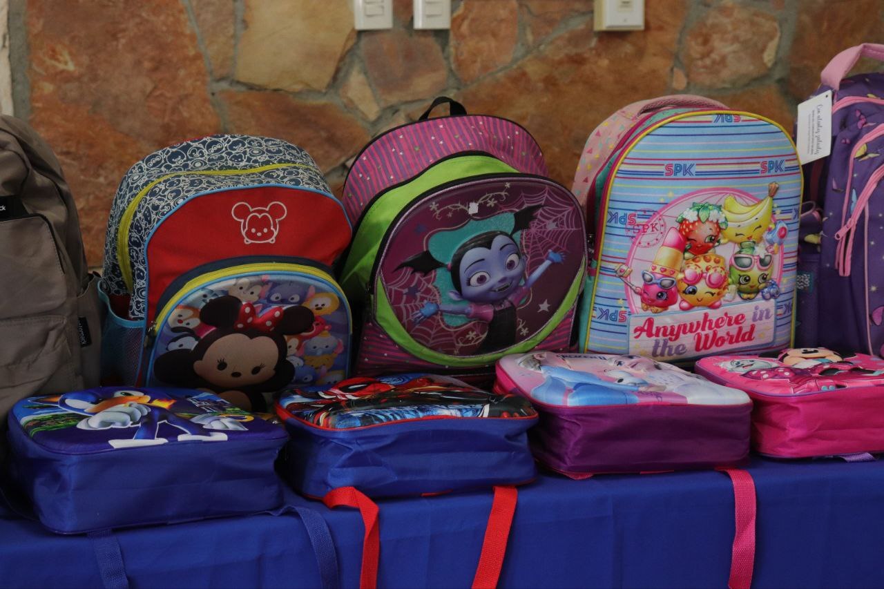 Recolectores voluntarios reciben kits de útiles escolares