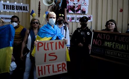 UCRANIANOS PROTESTAN EN EMBAJADA RUSA