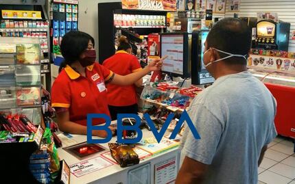 ¿Eres cliente de BBVA? Ya podrás retirar efectivo sin tarjeta en OXXO