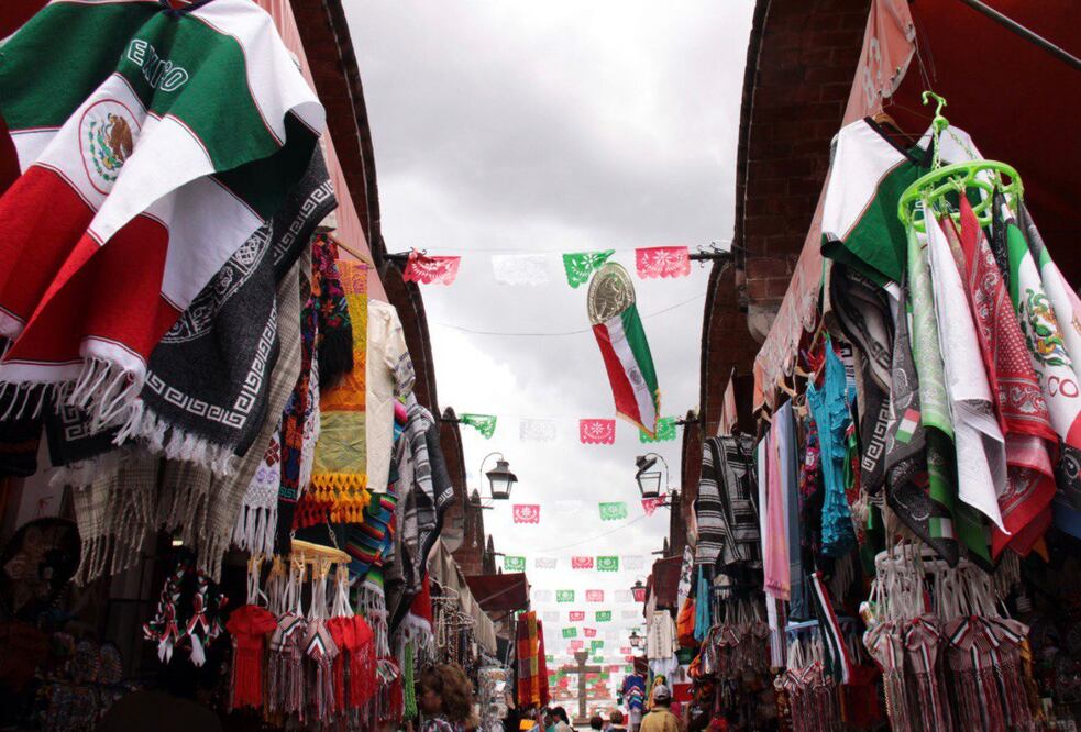 En el Mercado El Parián puedes encontrar todo para el Grito de Independencia | Foto: EsImagen