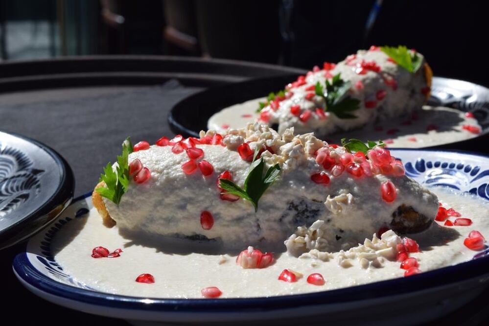 Ya puedes encontrar los chiles en nogada en el Restaurante Royalty | Foto: Especial