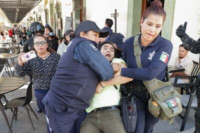 Reprimen a manifestantes y periodistas en informe de Paola Angón