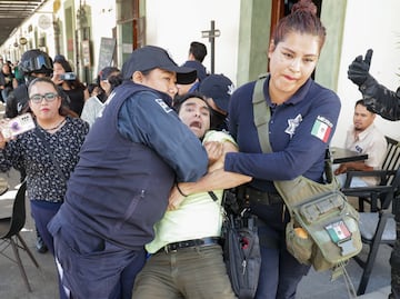 Reprimen a manifestantes y periodistas en informe de Paola Angón