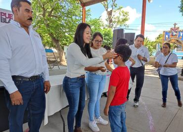 Entrega Voluntariado del Congreso del Estado 77 lentes en Izúcar de Matamoros