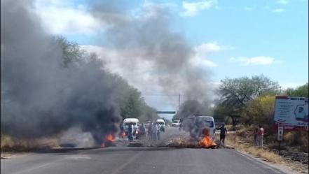 Cierran carretera de Tehuacán y queman llantas para que alcalde anule el cobro del DAP