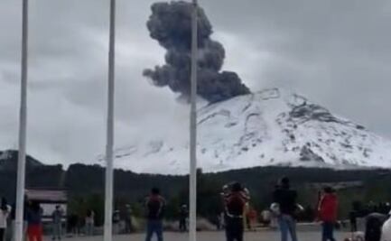 VIDEO. Volcán Popocatépetl lanza fumarola y se congela en el aire