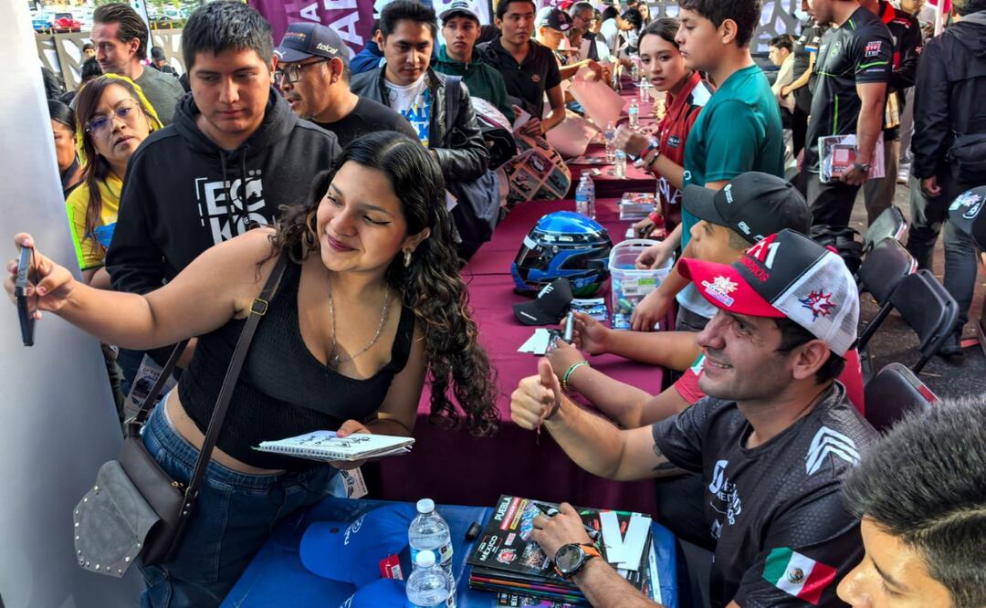 Conviven pilotos de NASCAR con poblanas y poblanos | Foto: Ayuntamiento de Puebla.