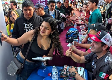 Conviven pilotos de NASCAR con poblanas y poblanos