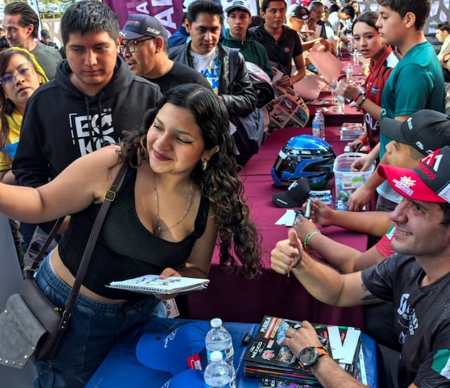 Conviven pilotos de NASCAR con poblanas y poblanos