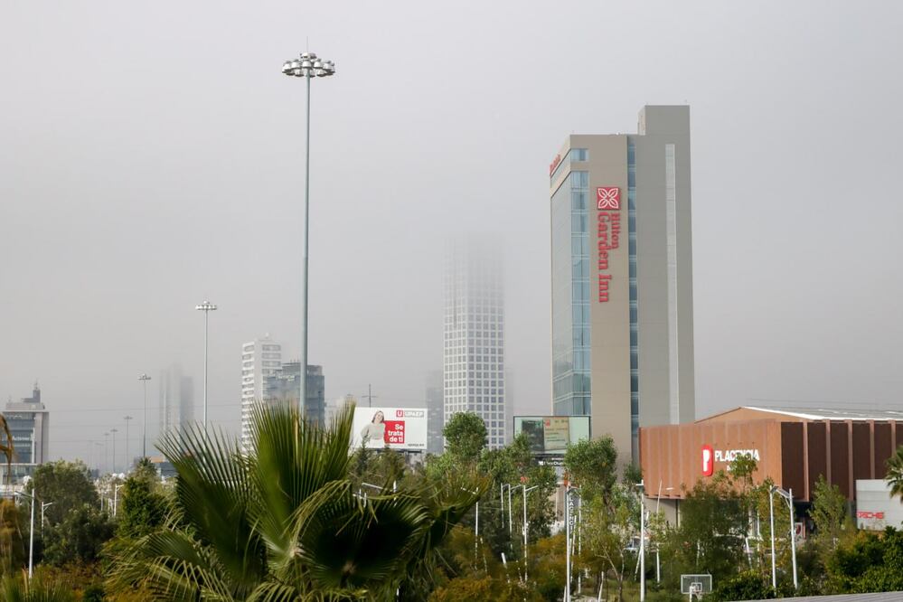 La ciudad de Puebla registró la presencia de una densa capa de neblina | Foto: EsImagen
