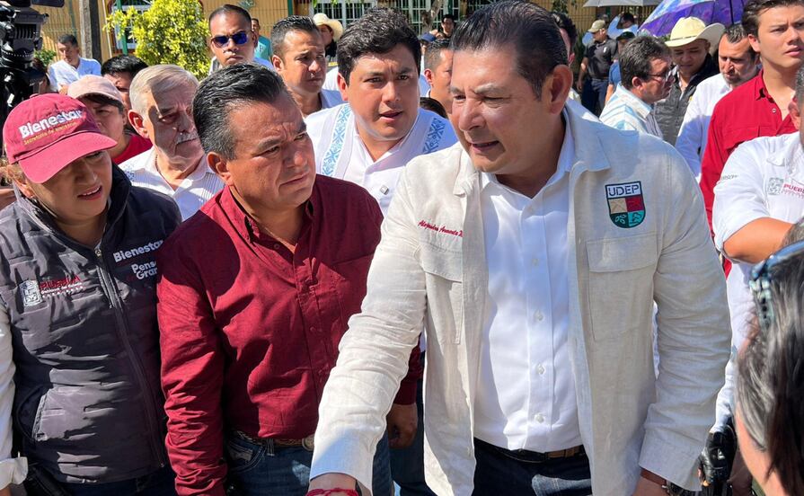 Armenta regaña al alcalde Xicotepec y ordena auditoría por una pavimentación costosa