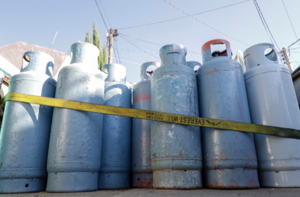 Según la lista publicada por la Comisión Reguladora de Energía (CRE), para la semana del 7 al 13 de julio, el precio del tanque de gas de 20 kilos en Puebla subirá de 384.2 a 385.4 pesos.

Foto: Producción El Universal Puebla