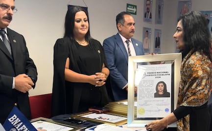 Magistrada poblana recibe premio del SAT